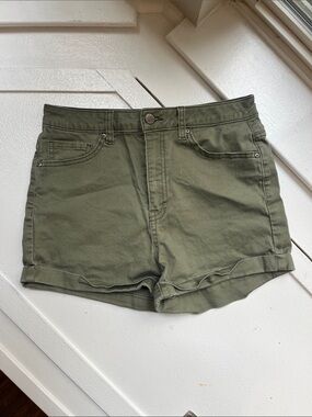 📸☀️ Forever 21 • High Rise Army Green Shorts • Size 27
